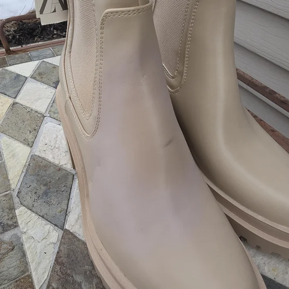 NWT Zara Women's Beige Heeled Boots - Picture 5 of 5